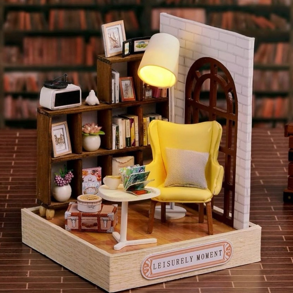 Miniature Leisurely Moment DIY House  (NWOT)